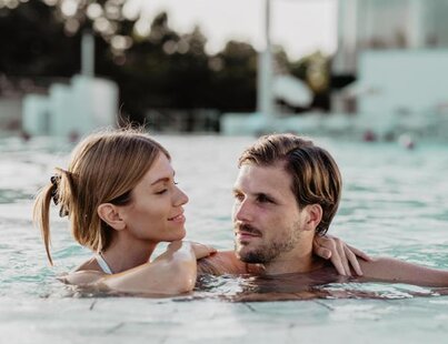 Romantisches Paar entspannt im Poolwasser