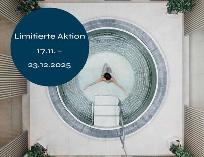 Person in rundem Whirlpool mit Aktionshinweis