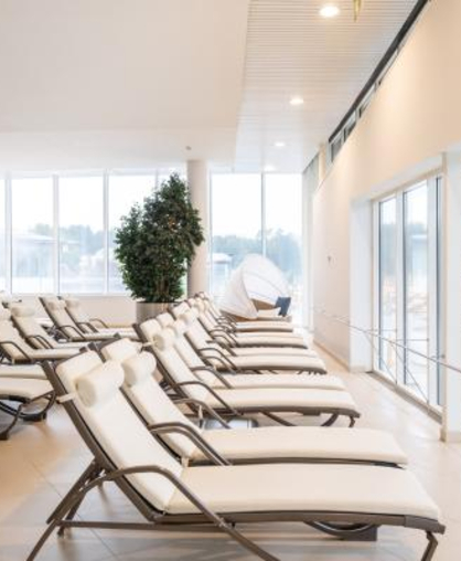 Reihen von bequemen Liegestühlen in der Relaxation Zone