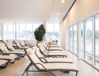 Reihen von bequemen Liegestühlen in der Relaxation Zone