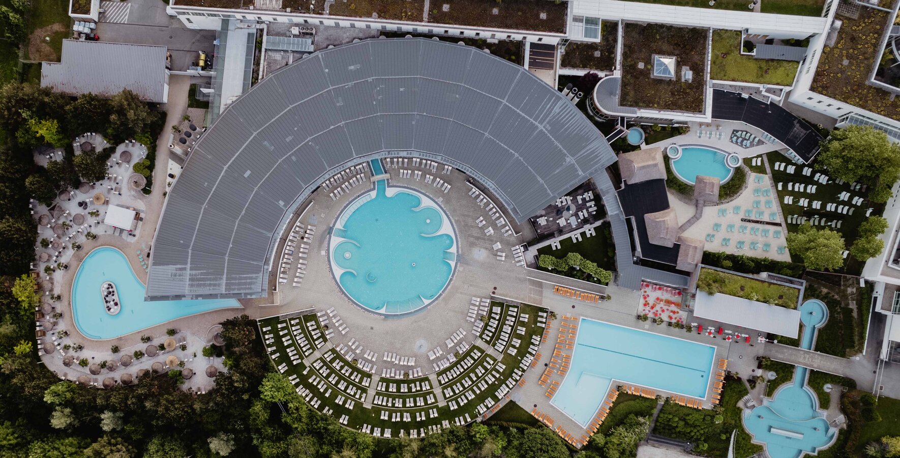 Wasserwelten der Therme Geinberg sowie die Karibische Saunawelt aus der Vogelperspektive  | © Spa Resort Geinberg / Chris Perkles
