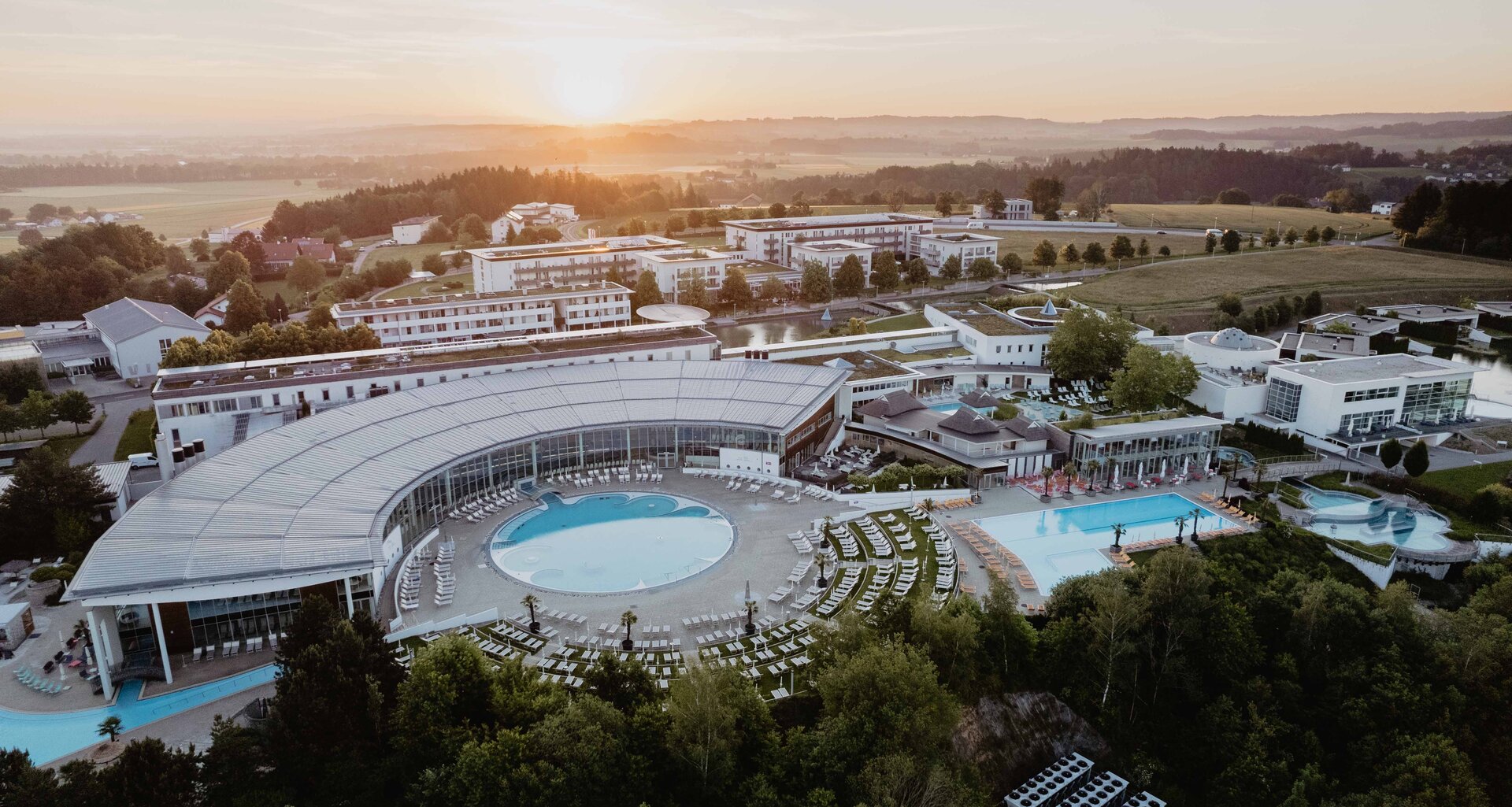 Luftaufnahme des Spa Resort Geinberg bei Sonnenaufgang