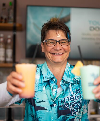 Barkeeperin Karin Schachner präsentiert fruchtige Cocktails an der Karibik-Bar | © Spa Resort Geinberg / Chris Perkles