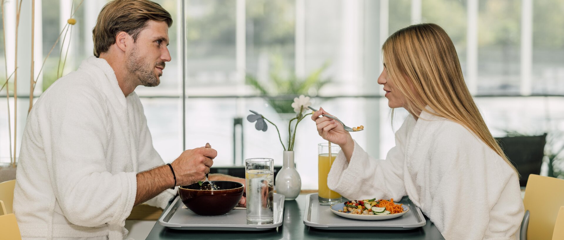 Paar im Bademantel genießt ein köstliches Mittagessen im Thermen-Restaurant des Spa Resort Geinberg  | © Spa Resort Geinberg / Chris Perkles