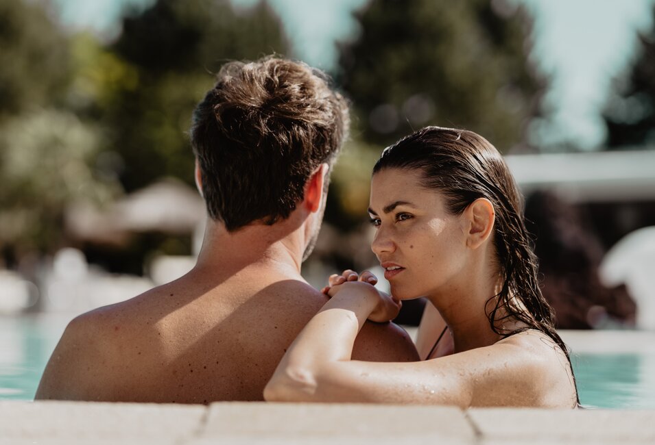 Paar genießt die Sonnenstrahlen im Salzwasser der Karibik-Lagune im Spa Resort Geinberg | © Spa Resort Geinberg / Chris Perkles