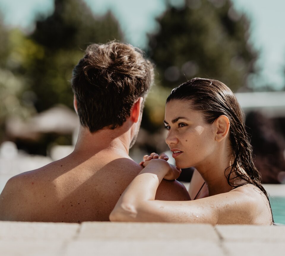 Paar genießt die Sonnenstrahlen im Salzwasser der Karibik-Lagune im Spa Resort Geinberg | © Spa Resort Geinberg / Chris Perkles