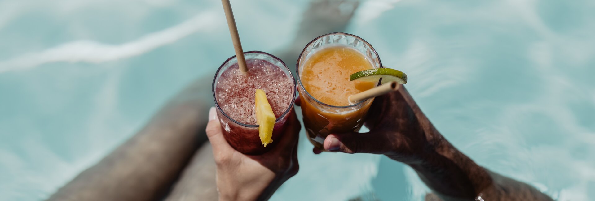 Zwei Personen genießen ihren fruchtigen Cocktail im Pool der Karibik-Lagune im Spa Resort Geinberg | © Spa Resort Geinberg / Chris Perkles