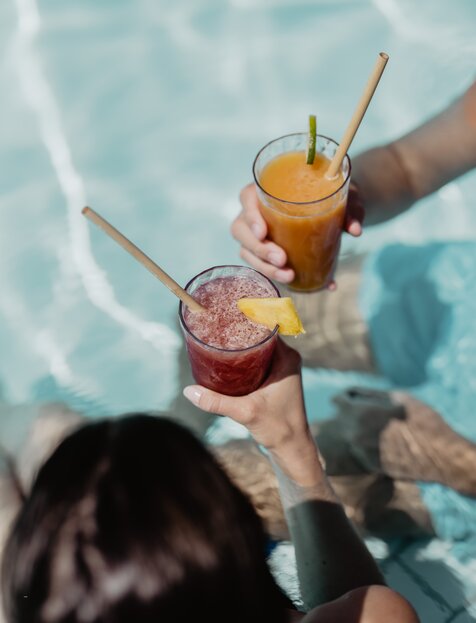 Detailansicht von exotischen Cocktails im Wasser der Karibik-Lagune im Spa Resort Geinberg | © Spa Resort Geinberg / Chris Perkles
