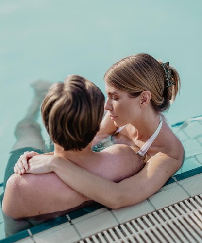 Paar entspannt im Wasser der Therme im Spa Resort Geinberg | © Spa Resort Geinberg / Chris Perkles
