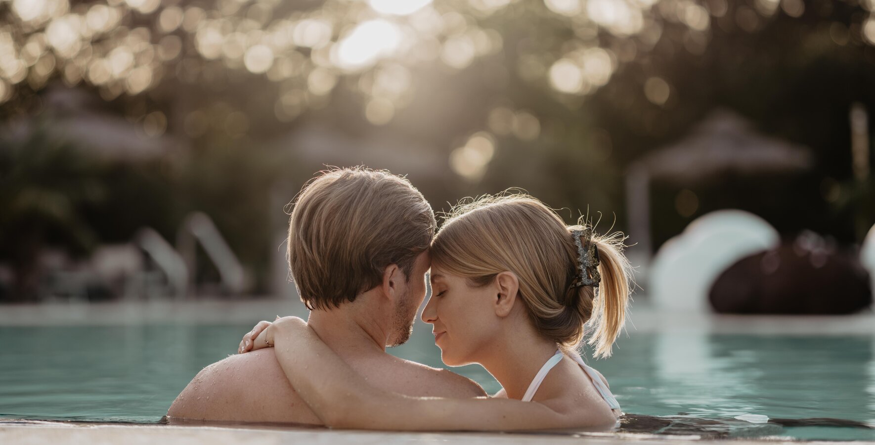 Paar entspannt gemeinsam im wohltuenden Salzwasser der Karibik-Lagune | © Spa Resort Geinberg / Chris Perkles