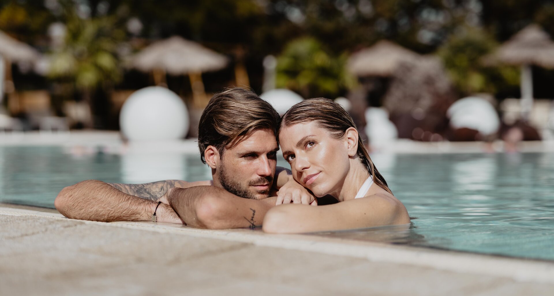 Paar entspannt im Salzwasser der Karibik-Lagune im Spa Resort Geinberg | © Spa Resort Geinberg / Chris Perkles