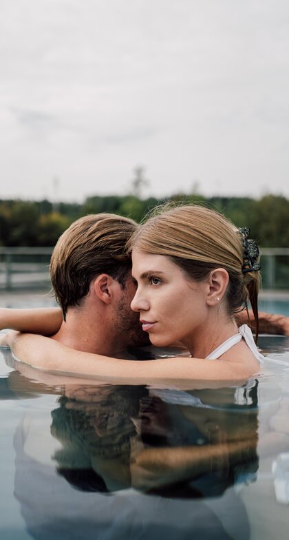 Paar entspannt bei Umarmung im Kaskaden-Becken im Spa Resort Geinberg  | © Spa Resort Geinberg / Chris Perkles