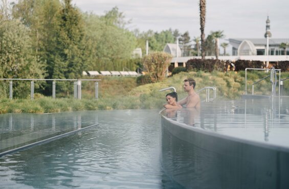 Kaskaden-Becken - Zwei Etagen, sehr viel Sprudel. Im Kaskaden-Becken können Sie Ihren Blick über die Innviertler Hügellandschaft schweifen lassen.  | © Spa Resort Geinberg / Chris Perkles