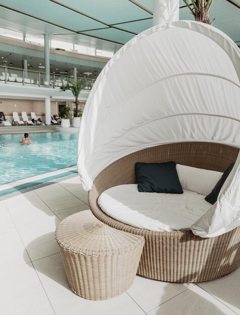 Liebekörbe im Innenbereich am Wasser | © Spa Resort Geinberg / Chris Perkles