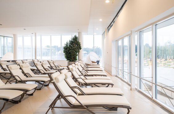 Liegebereich im Obergeschoss mit Ausblick in die Lagune und Palmen-Bucht. | © Spa Resort Geinberg / Chris Perkles