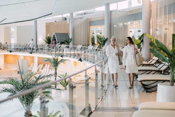 Exklusiver Hotelgast Liegebereich direkt in der Therme. | © Spa Resort Geinberg / Chris Perkles