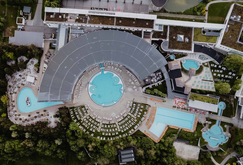 Wasserwelten der Therme Geinberg sowie die Karibische Saunawelt aus der Vogelperspektive  | © Spa Resort Geinberg / Chris Perkles