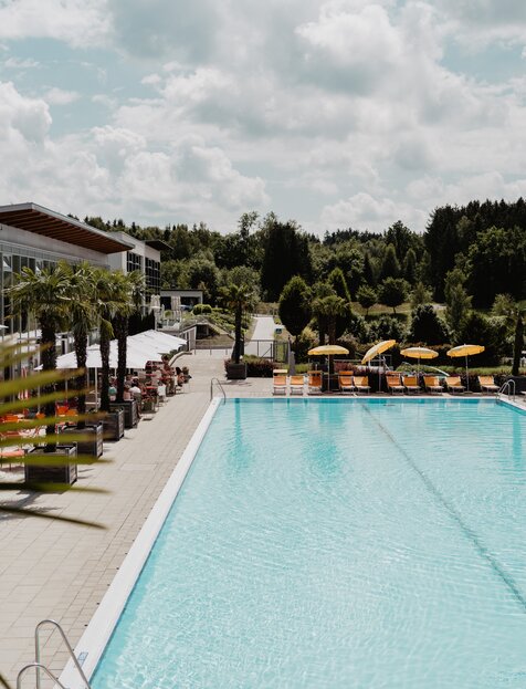 Sport-Becken - Das 33 Meter lange Sport-Becken ist mit 26 Grad eine willkommene Abwechslung an heißen Sommertagen.  | © Spa Resort Geinberg / Chris Perkles