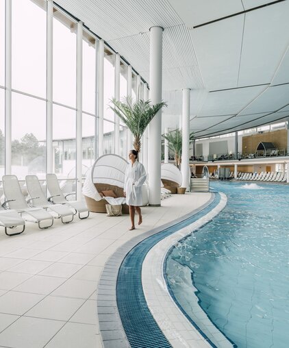Wohltuendes Thermal-Becken indoor und Palmen in der Therme Geinberg | © Spa Resort Geinberg / Chris Perkles