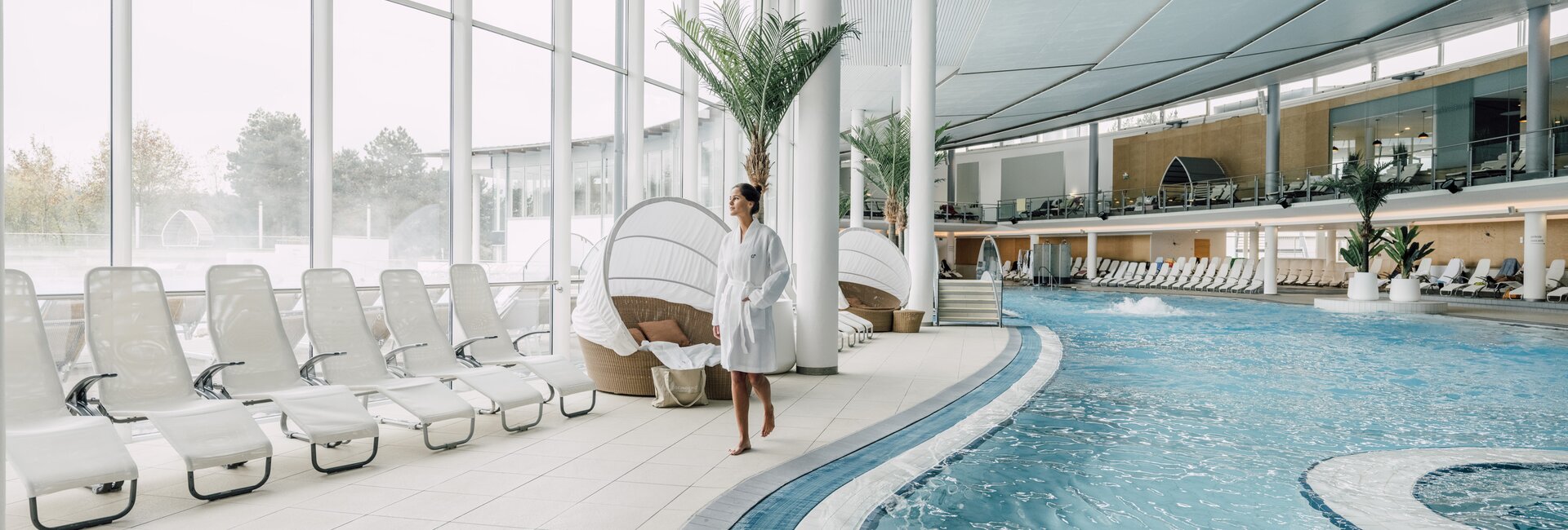 Wohltuendes Thermal-Becken indoor und Palmen in der Therme Geinberg | © Spa Resort Geinberg / Chris Perkles