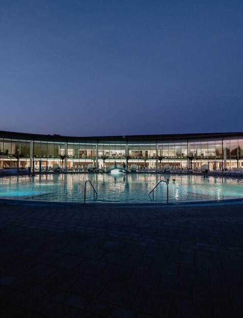 Thermal-Becken outdoor - Verbunden mit dem Innbecken ist das runde Thermal-Becken outdoor.  | © Spa Resort Geinberg / Chris Perkles