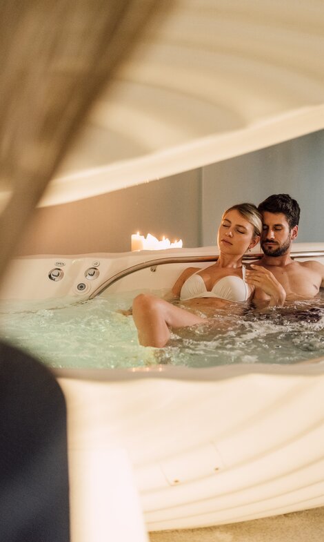 Romantische Entspannung für ein Paar in der Floating-Muschel im Spa Resort Geinberg | © Spa Resort Geinberg / Chris Perkles