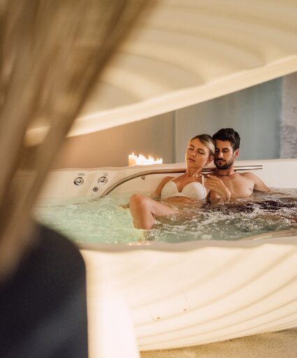 Romantische Entspannung für ein Paar in der Floating-Muschel im Spa Resort Geinberg | © Spa Resort Geinberg / Chris Perkles