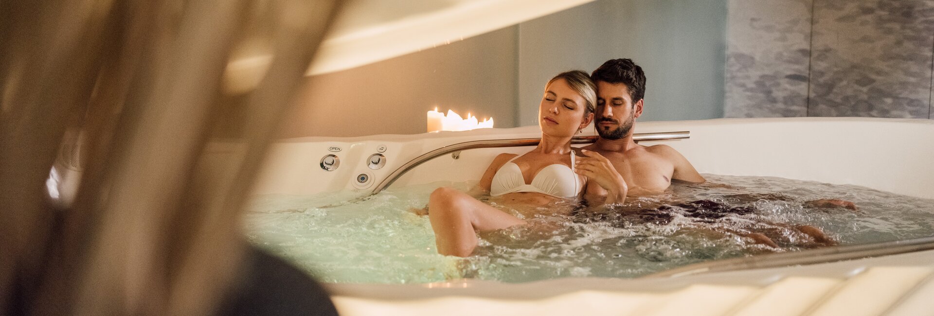 Romantische Entspannung für ein Paar in der Floating-Muschel im Spa Resort Geinberg | © Spa Resort Geinberg / Chris Perkles