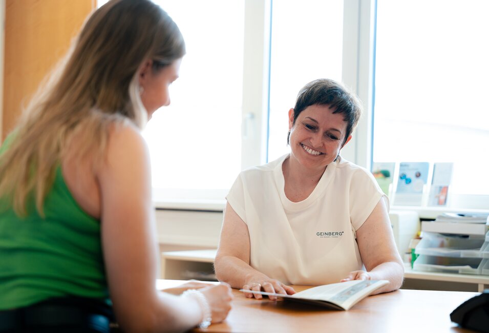 Dr. Petra Heise beim ärztlichen Beratungsgespräch im Vitality Spa | © Spa Resort Geinberg / Tobi Gast