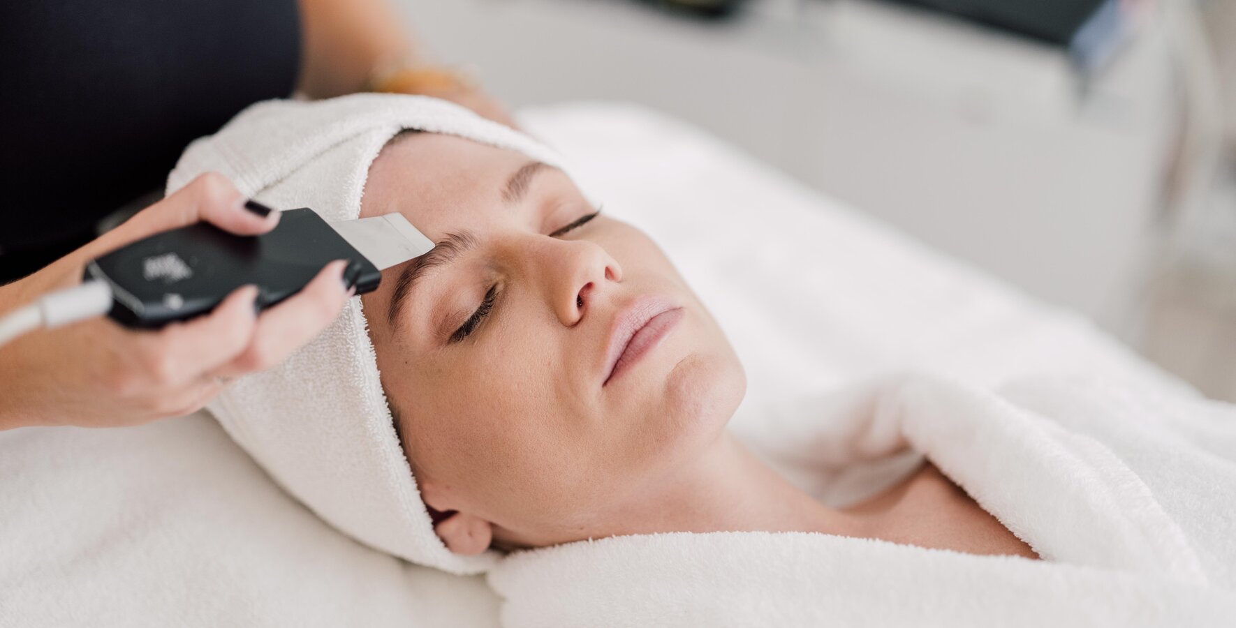 Frau lässt sich mit einer Ultrasonic Facial Lift Anwendung im Vitality Spa des Spa Resort Geinberg verwöhnen | © Spa Resort Geinberg / Chris Perkles