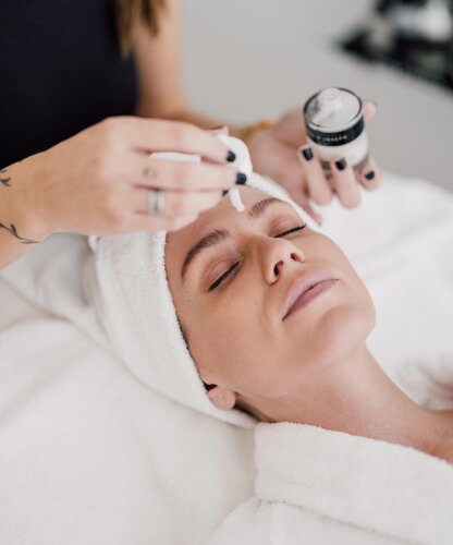Frau gönnt sich ein Advanced Bio-Lifting im Vitality Spa des Spa Resort Geinberg | © Spa Resort Geinberg / Chris Perkles