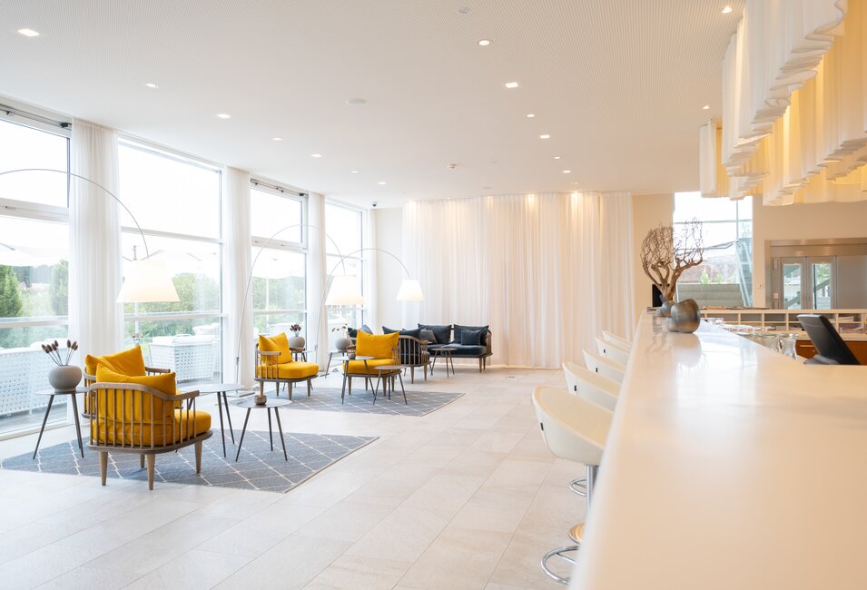 Stilvolles Ambiente der Spa-Bar mit gepolsterten Stühlen  | © Spa Resort Geinberg / Nicky Webb