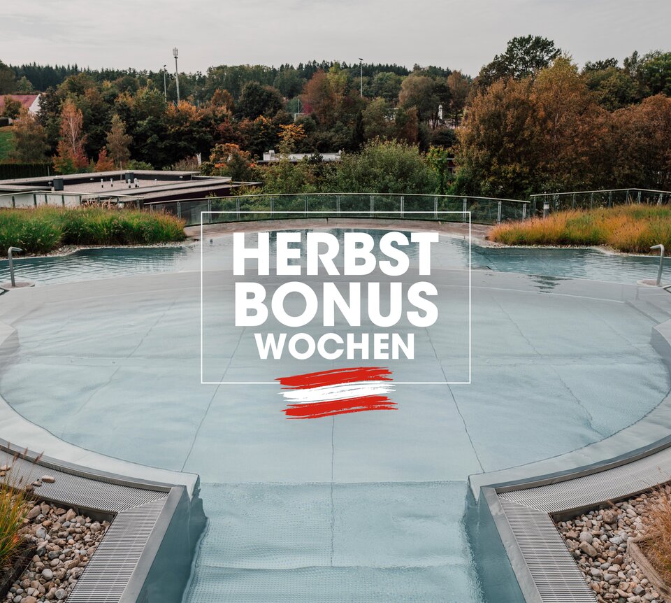 Leeres Thermalbad-Außenbecken umgeben von Herbstlaubbäumen